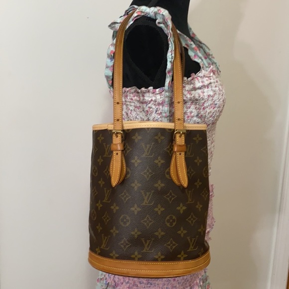 Louis Vuitton Handbags - Louis Vuitton bucket bag